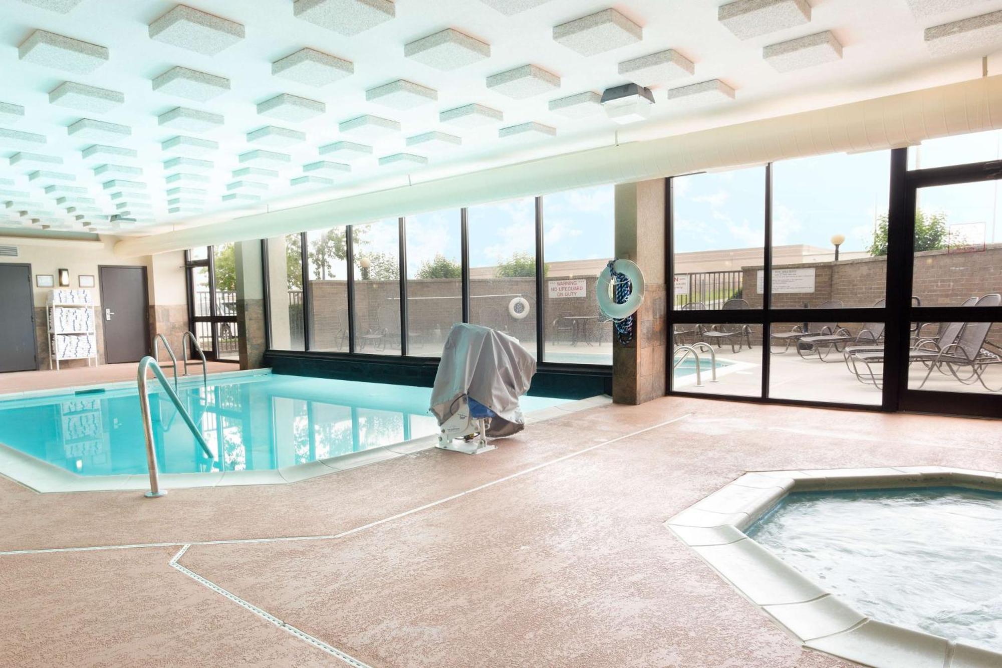 Drury Inn & Suites Atlanta Morrow Bagian luar foto